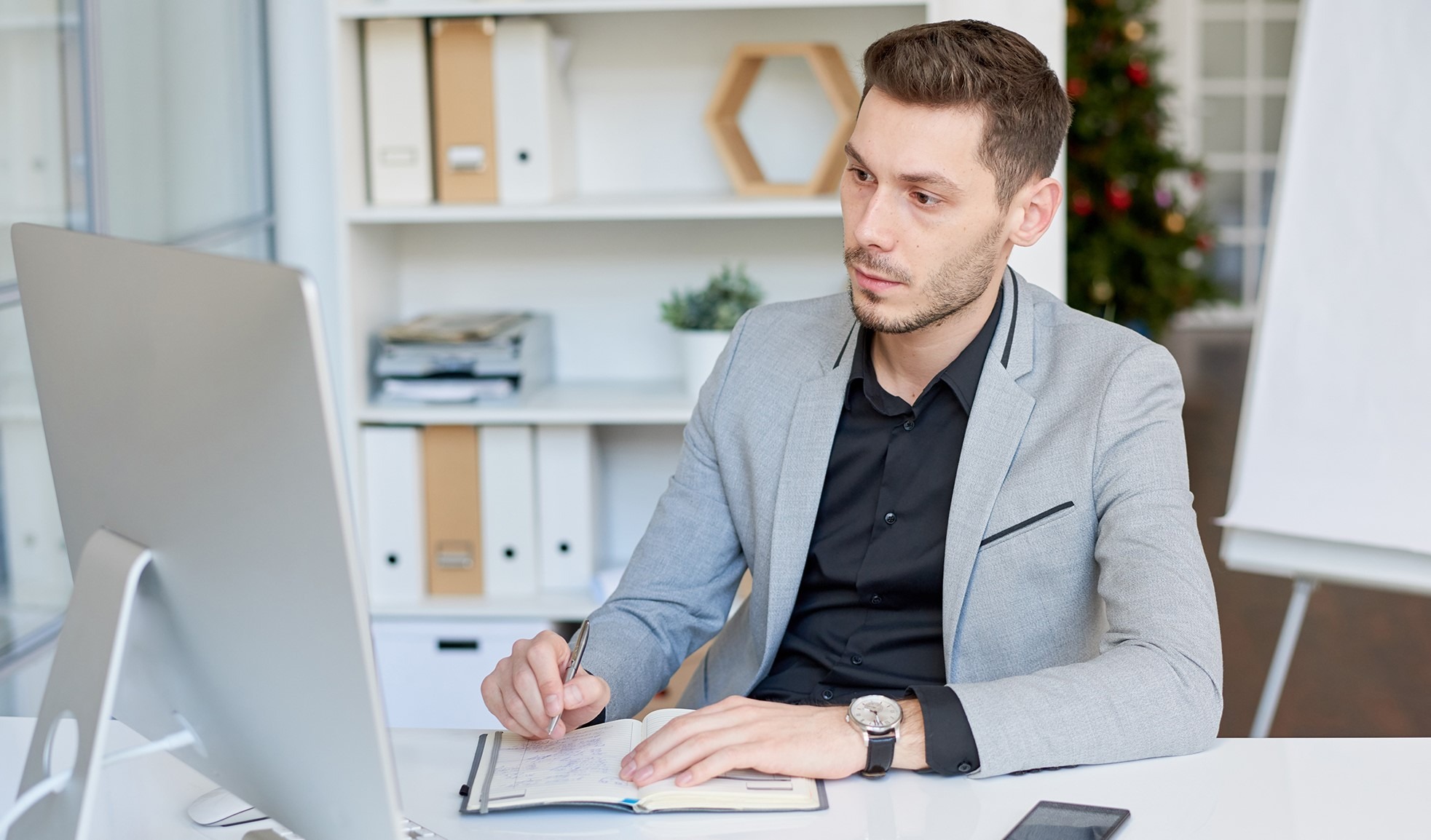 Follow these tips to conduct better performance reviews.